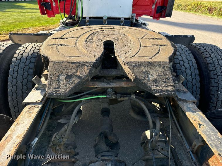 image for item DT2046 2015 Freightliner  Cascadia  semi truck