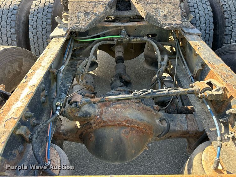 image for item DT2046 2015 Freightliner  Cascadia  semi truck