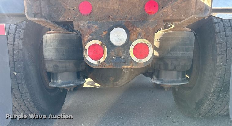 image for item DT2046 2015 Freightliner  Cascadia  semi truck