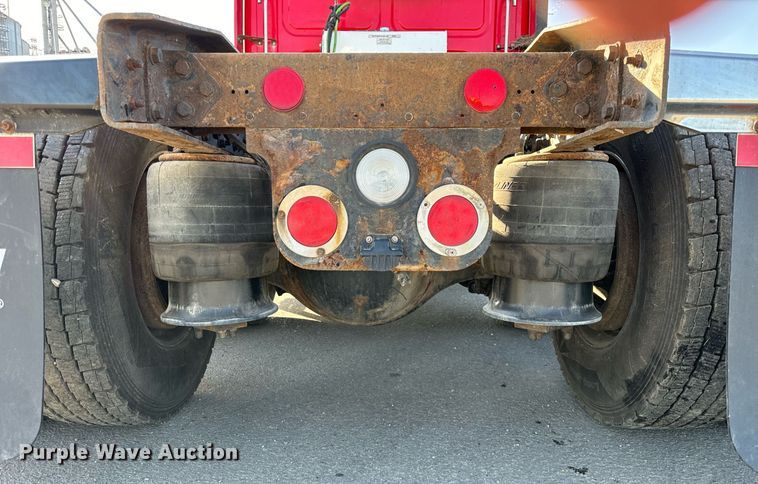 image for item DT2046 2015 Freightliner  Cascadia  semi truck