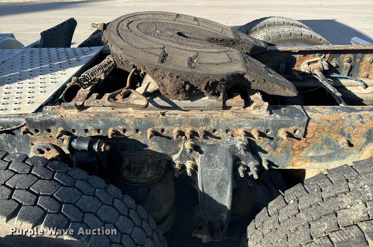 image for item DT2046 2015 Freightliner  Cascadia  semi truck