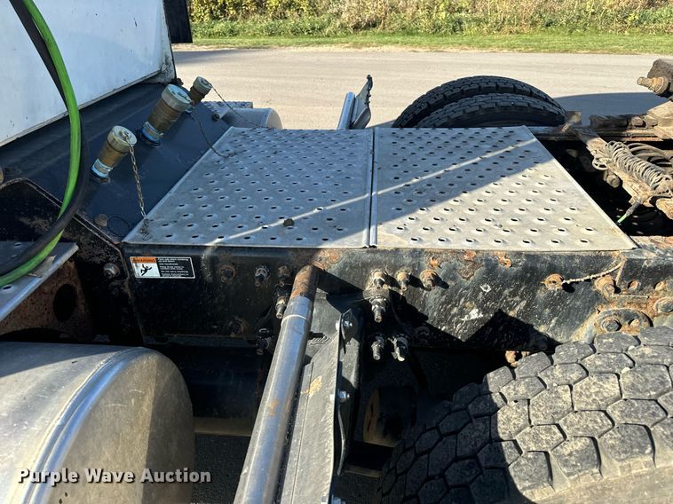 image for item DT2046 2015 Freightliner  Cascadia  semi truck