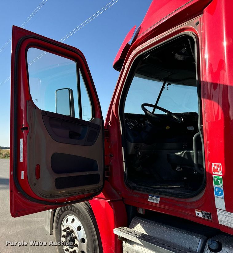 image for item DT2046 2015 Freightliner  Cascadia  semi truck