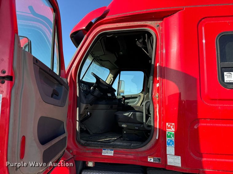 image for item DT2046 2015 Freightliner  Cascadia  semi truck