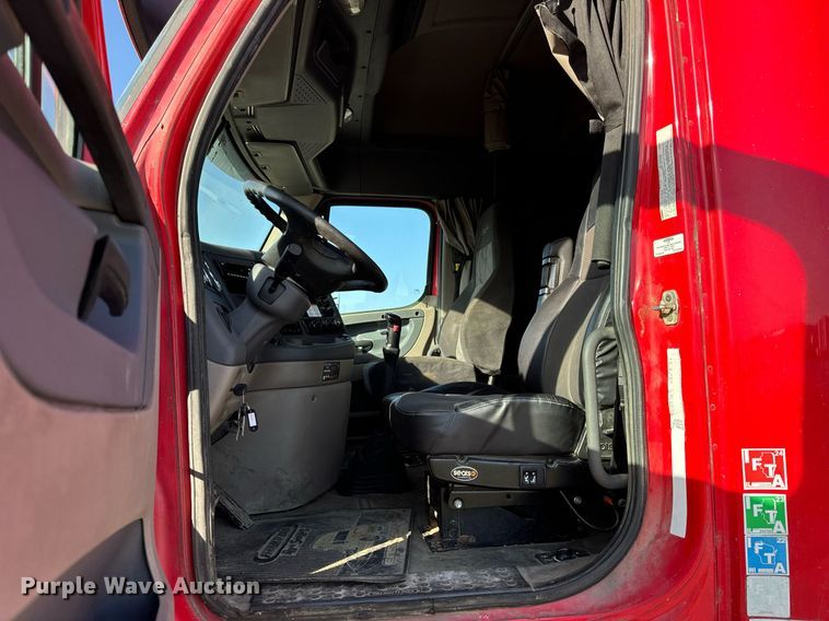 image for item DT2046 2015 Freightliner  Cascadia  semi truck