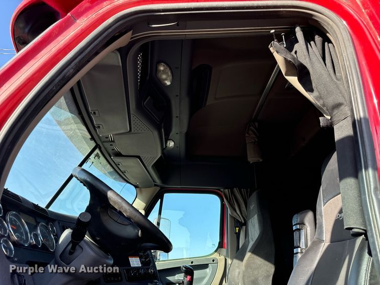 image for item DT2046 2015 Freightliner  Cascadia  semi truck