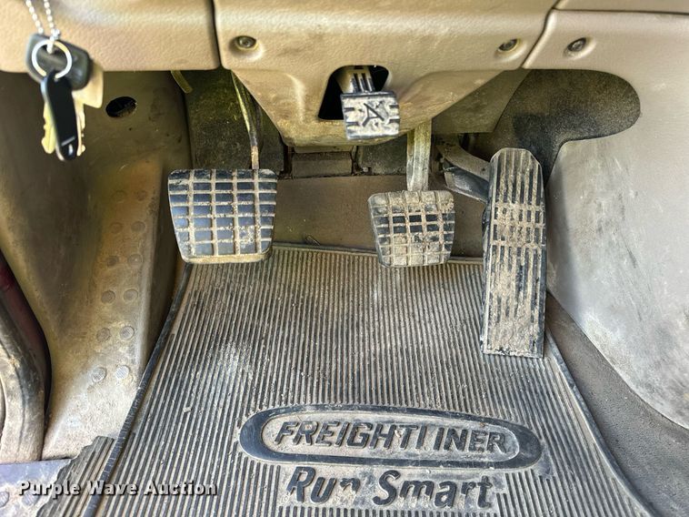 image for item DT2046 2015 Freightliner  Cascadia  semi truck