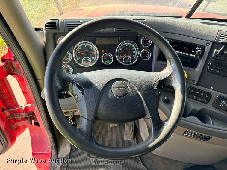 image for item DT2046 2015 Freightliner  Cascadia  semi truck