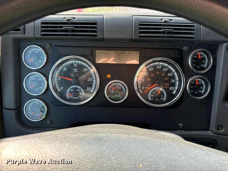 image for item DT2046 2015 Freightliner  Cascadia  semi truck