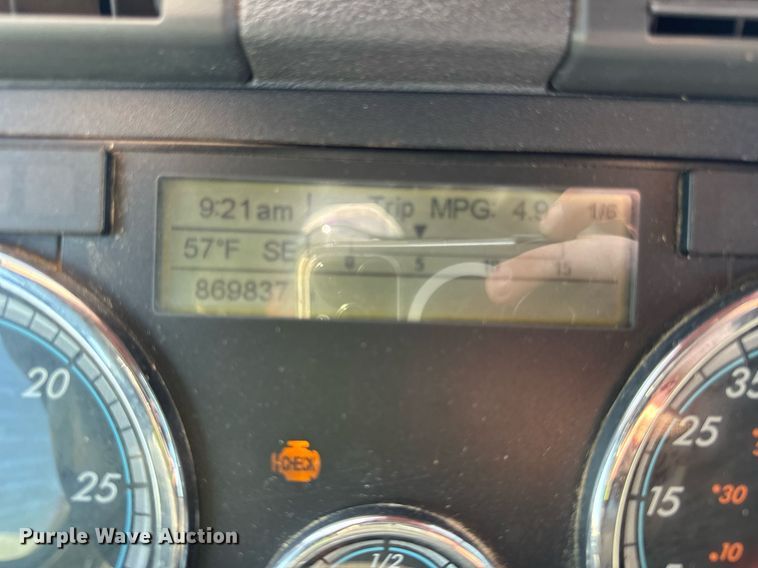 image for item DT2046 2015 Freightliner  Cascadia  semi truck