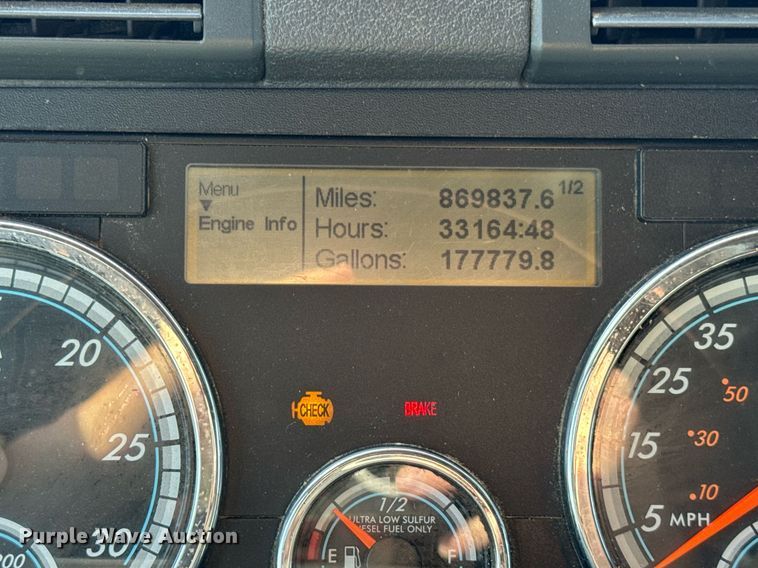 image for item DT2046 2015 Freightliner  Cascadia  semi truck