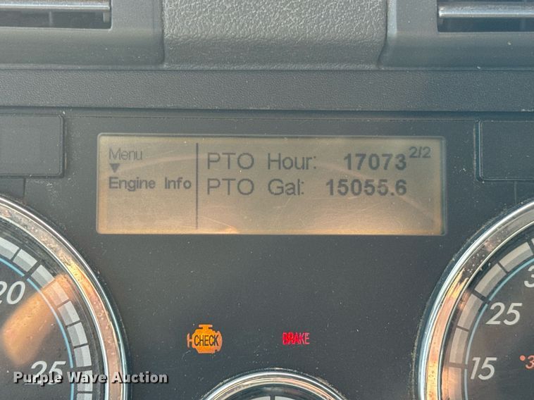 image for item DT2046 2015 Freightliner  Cascadia  semi truck