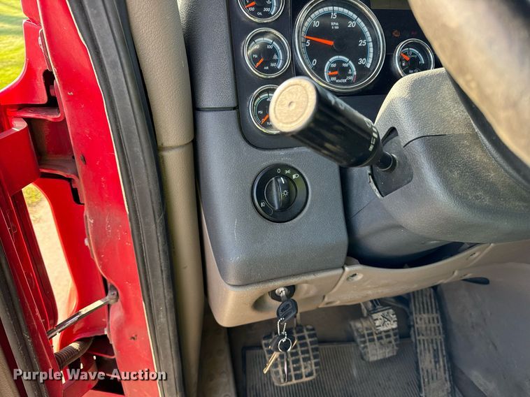 image for item DT2046 2015 Freightliner  Cascadia  semi truck