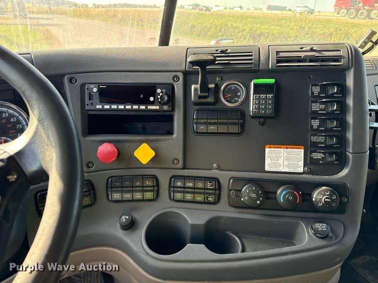 image for item DT2046 2015 Freightliner  Cascadia  semi truck