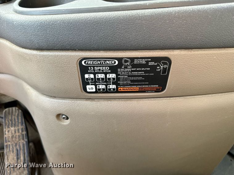 image for item DT2046 2015 Freightliner  Cascadia  semi truck