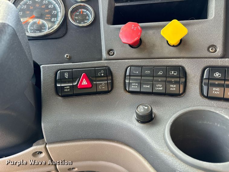 image for item DT2046 2015 Freightliner  Cascadia  semi truck