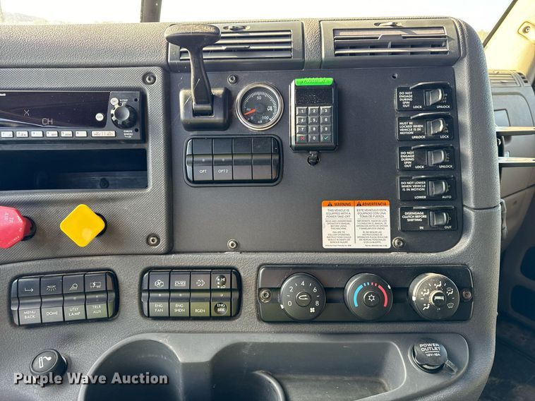 image for item DT2046 2015 Freightliner  Cascadia  semi truck