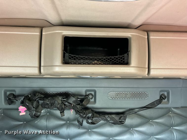 image for item DT2046 2015 Freightliner  Cascadia  semi truck