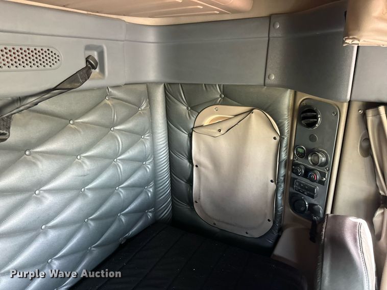 image for item DT2046 2015 Freightliner  Cascadia  semi truck