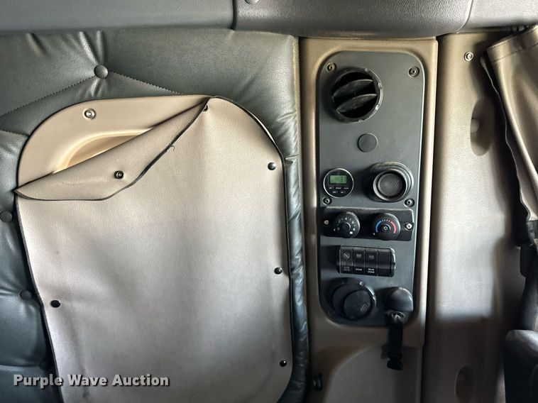 image for item DT2046 2015 Freightliner  Cascadia  semi truck