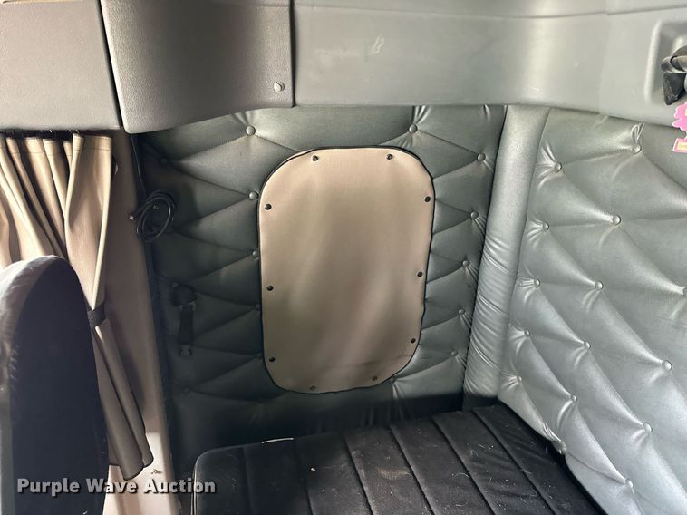 image for item DT2046 2015 Freightliner  Cascadia  semi truck