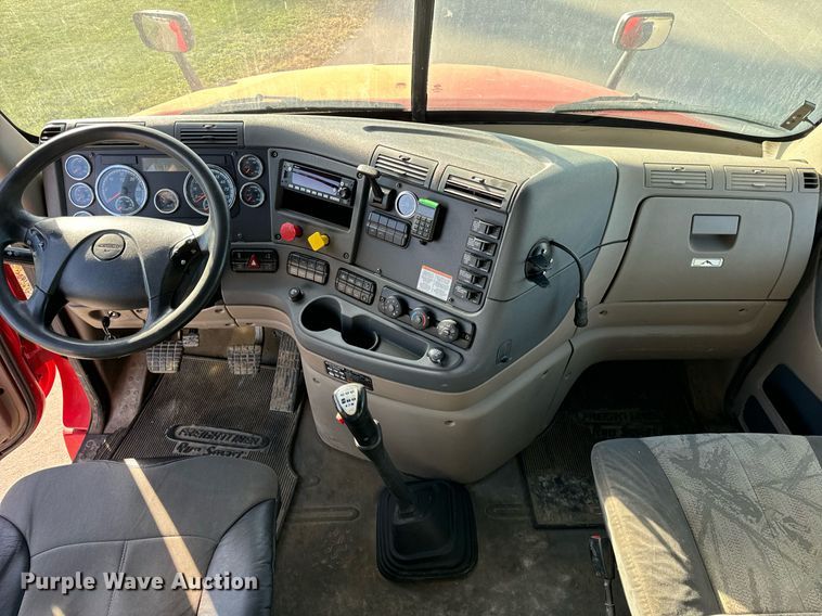 image for item DT2046 2015 Freightliner  Cascadia  semi truck