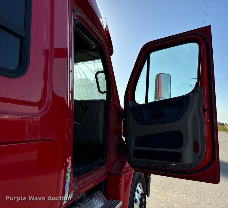 image for item DT2046 2015 Freightliner  Cascadia  semi truck