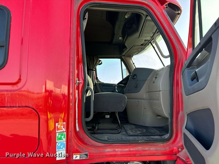 image for item DT2046 2015 Freightliner  Cascadia  semi truck