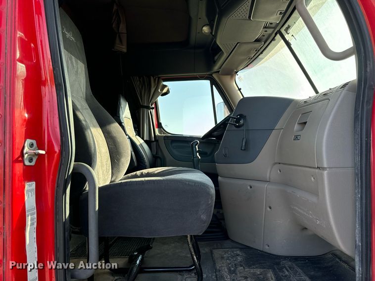 image for item DT2046 2015 Freightliner  Cascadia  semi truck