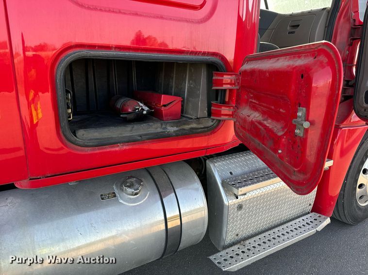 image for item DT2046 2015 Freightliner  Cascadia  semi truck