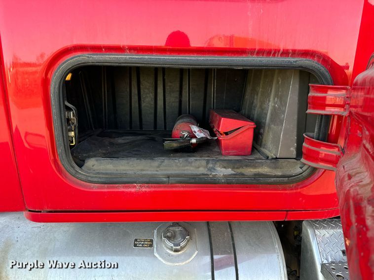 image for item DT2046 2015 Freightliner  Cascadia  semi truck