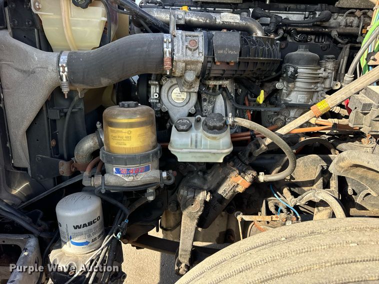 image for item DT2046 2015 Freightliner  Cascadia  semi truck