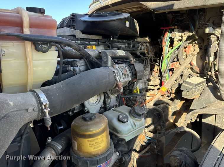 image for item DT2046 2015 Freightliner  Cascadia  semi truck