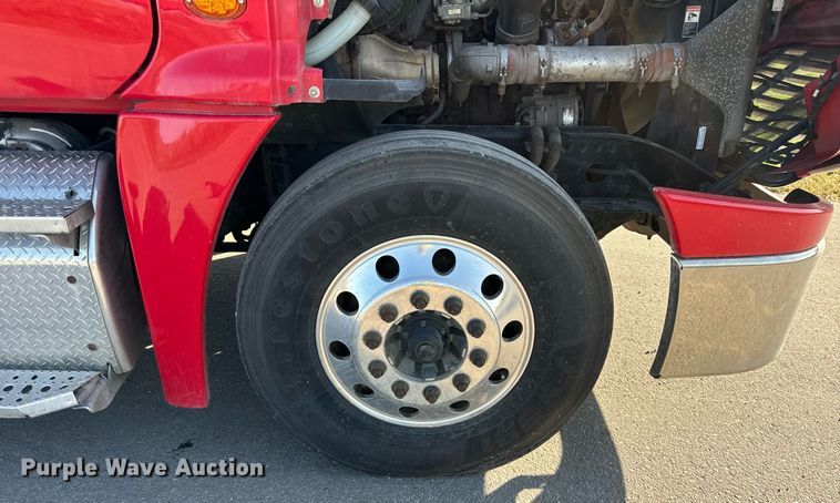 image for item DT2046 2015 Freightliner  Cascadia  semi truck