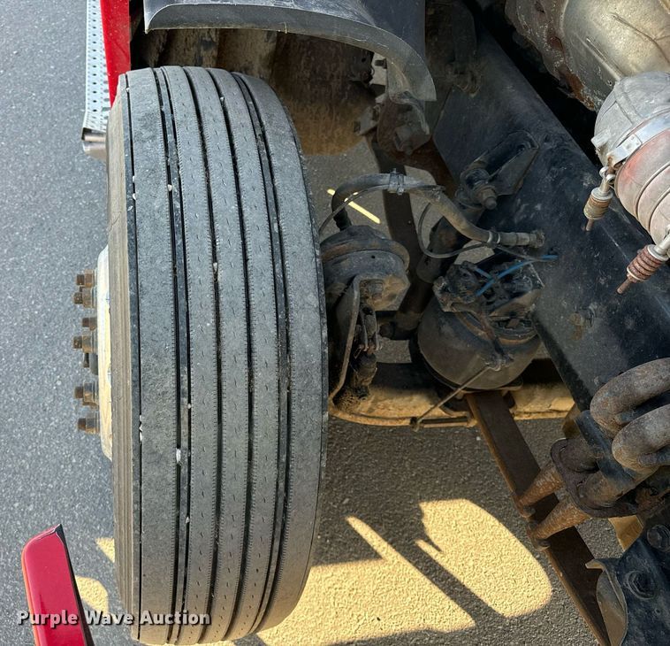 image for item DT2046 2015 Freightliner  Cascadia  semi truck