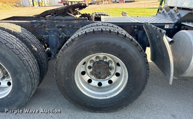 image for item DT2046 2015 Freightliner  Cascadia  semi truck