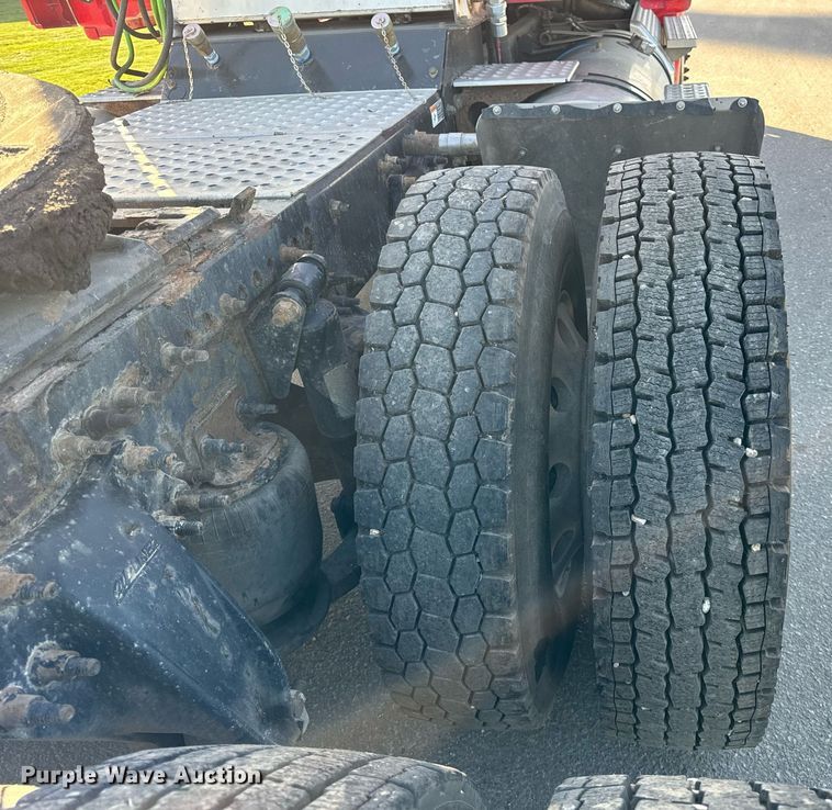 image for item DT2046 2015 Freightliner  Cascadia  semi truck