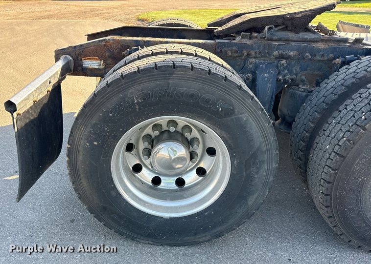 image for item DT2046 2015 Freightliner  Cascadia  semi truck