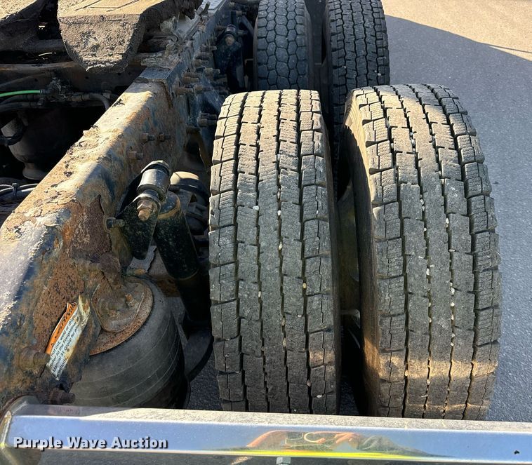 image for item DT2046 2015 Freightliner  Cascadia  semi truck