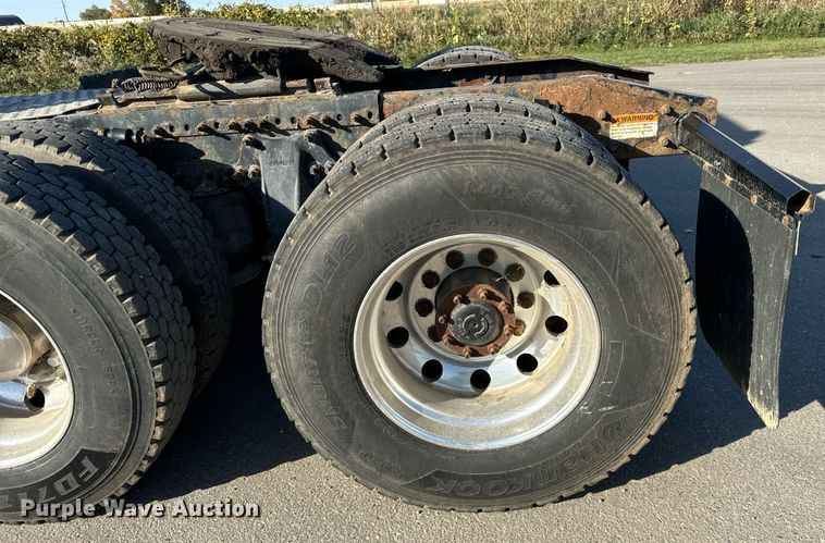 image for item DT2046 2015 Freightliner  Cascadia  semi truck