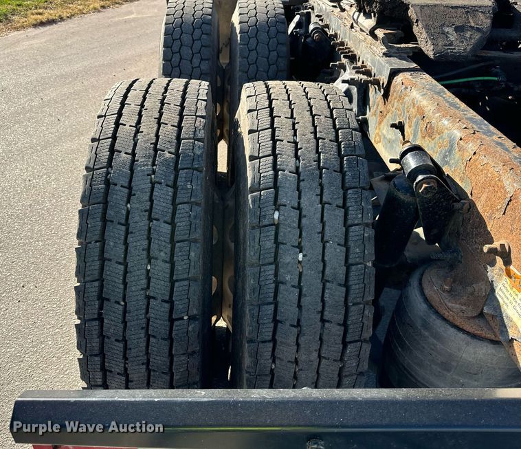 image for item DT2046 2015 Freightliner  Cascadia  semi truck