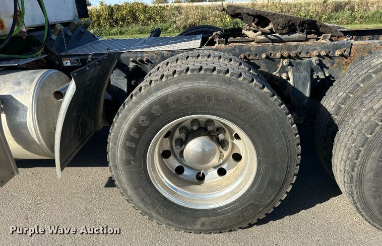 image for item DT2046 2015 Freightliner  Cascadia  semi truck