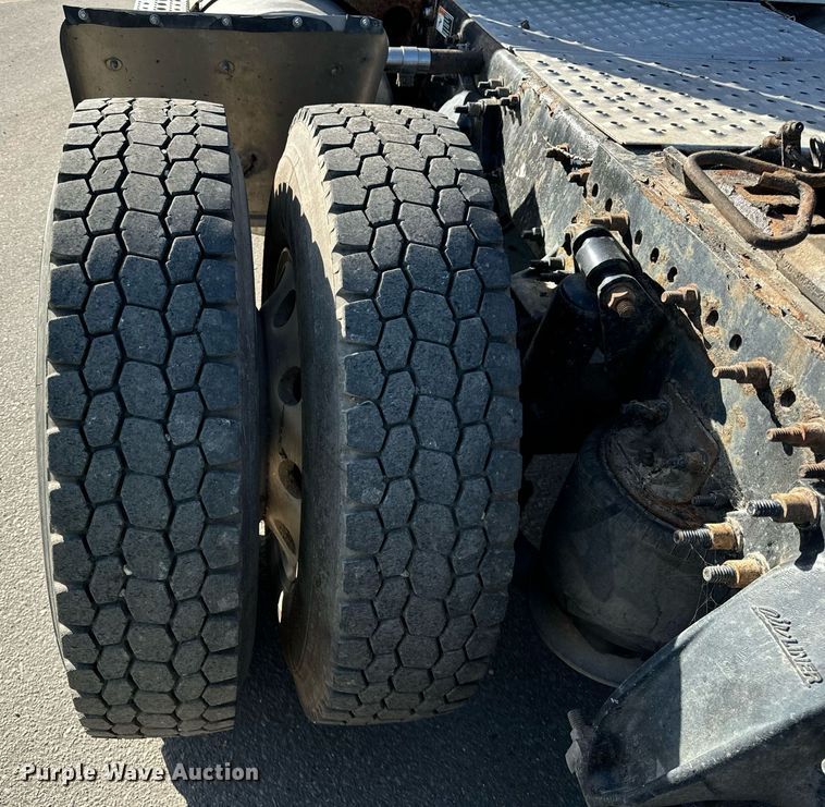 image for item DT2046 2015 Freightliner  Cascadia  semi truck