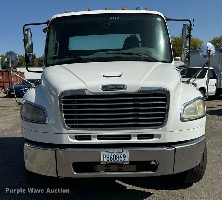 image for item DT2052 2007 Freightliner  M2  truck cab and chassis