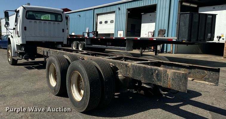 image for item DT2052 2007 Freightliner  M2  truck cab and chassis