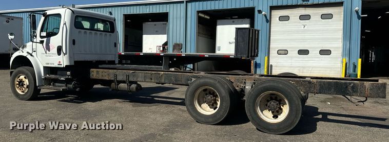 image for item DT2052 2007 Freightliner  M2  truck cab and chassis