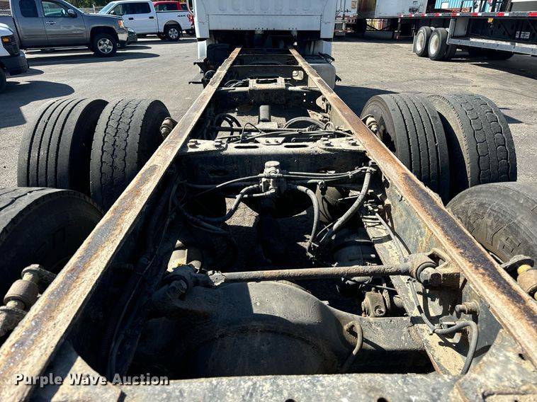 image for item DT2052 2007 Freightliner  M2  truck cab and chassis