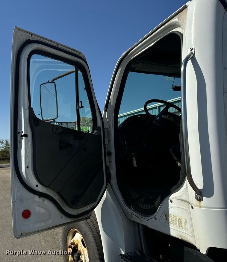 image for item DT2052 2007 Freightliner  M2  truck cab and chassis