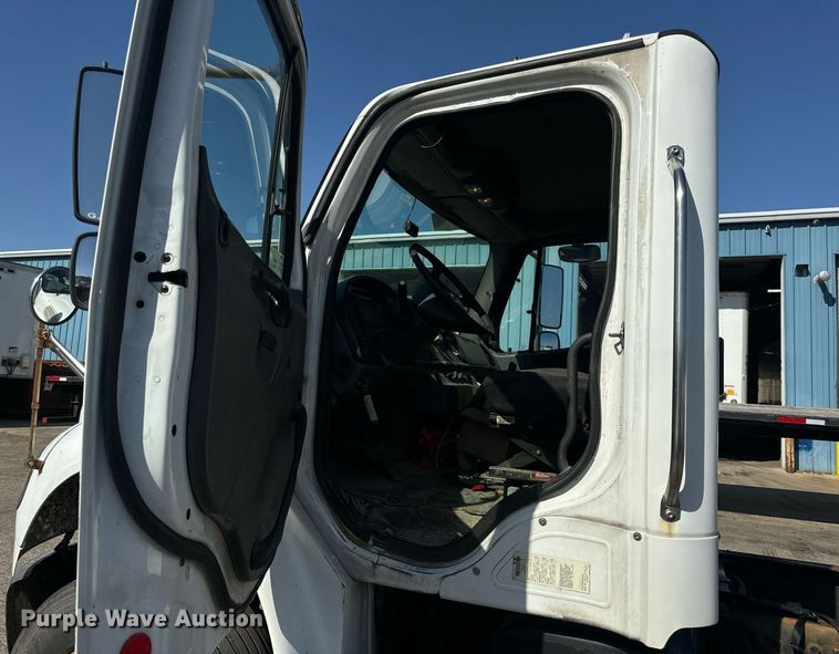 image for item DT2052 2007 Freightliner  M2  truck cab and chassis