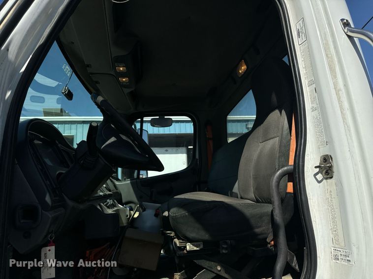 image for item DT2052 2007 Freightliner  M2  truck cab and chassis